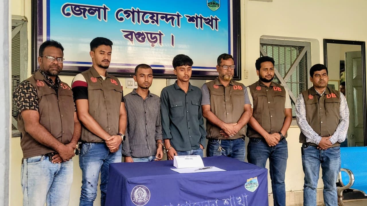 ফেসবুকে চাকু-পিস্তল হাতে ভিডিও, ‘সুইট গ্রুপের’ প্রধানসহ গ্রেপ্তার ২